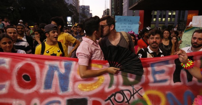 30set2014---grupo-faz-beijaco-na-avenida-paulista-na-regiao-central-de-sao-paulo-durante-protesto-contra-o-discurso-considerado-homofobico-do-candidato-levy-fidelix-prtb-durante-o-debate-realizado-1412115064069_956x500