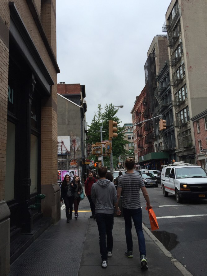 As demonstrações de afecto não são aqui tabu e junto dos mais jovens casais gay é perfeitamente natural o andar de mão dada em passeio nas ruas ou nos parques