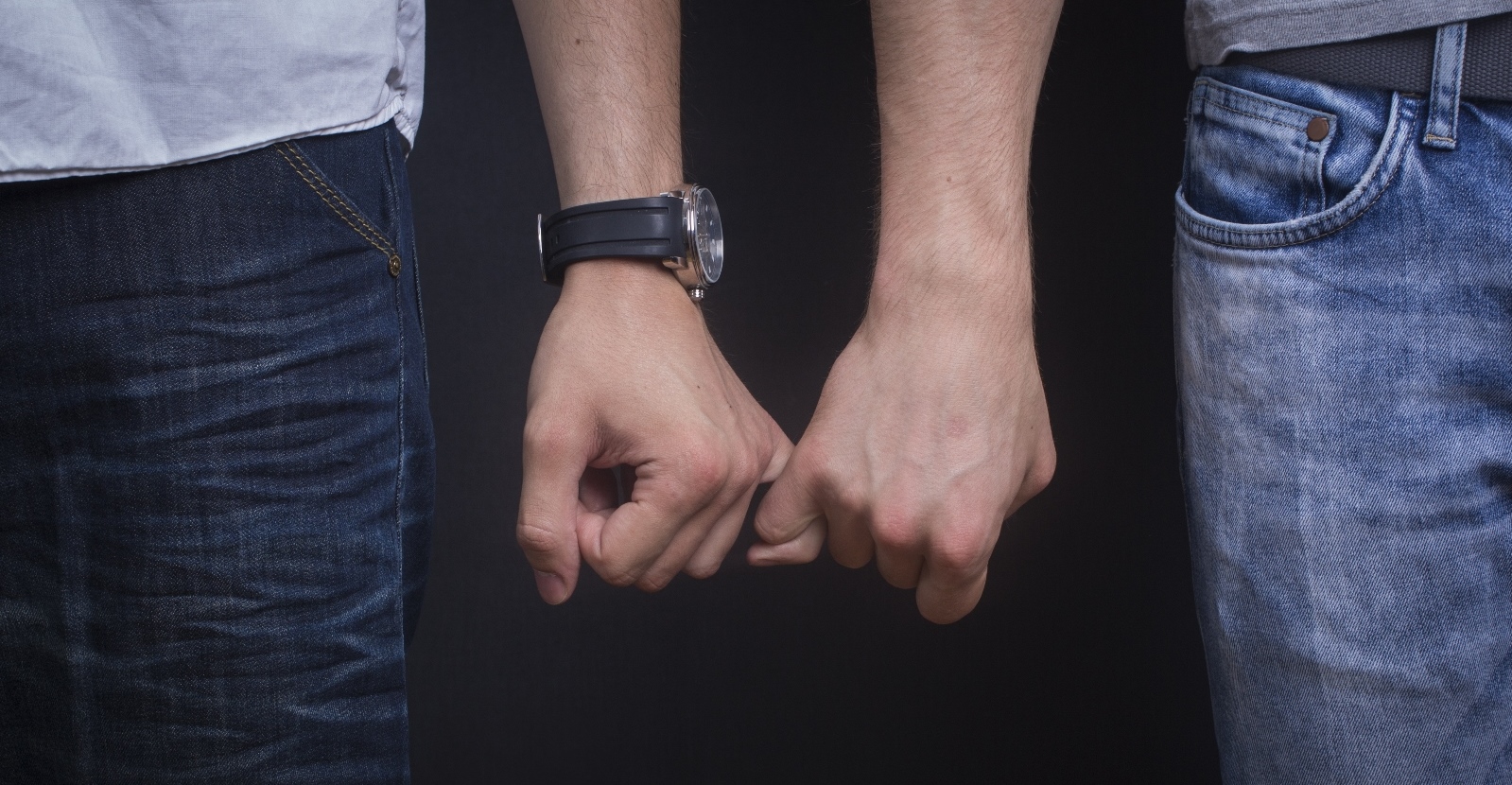 gay-men-holding-hands-lgbt dar as mãos homofobia