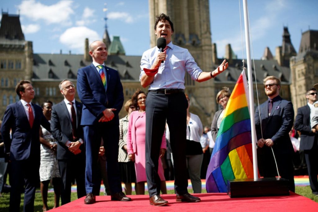 Fez-Se História: Justin Trudeau Hasteou Bandeira Do Orgulho LGBT Pela Primeira&nbsp;Vez