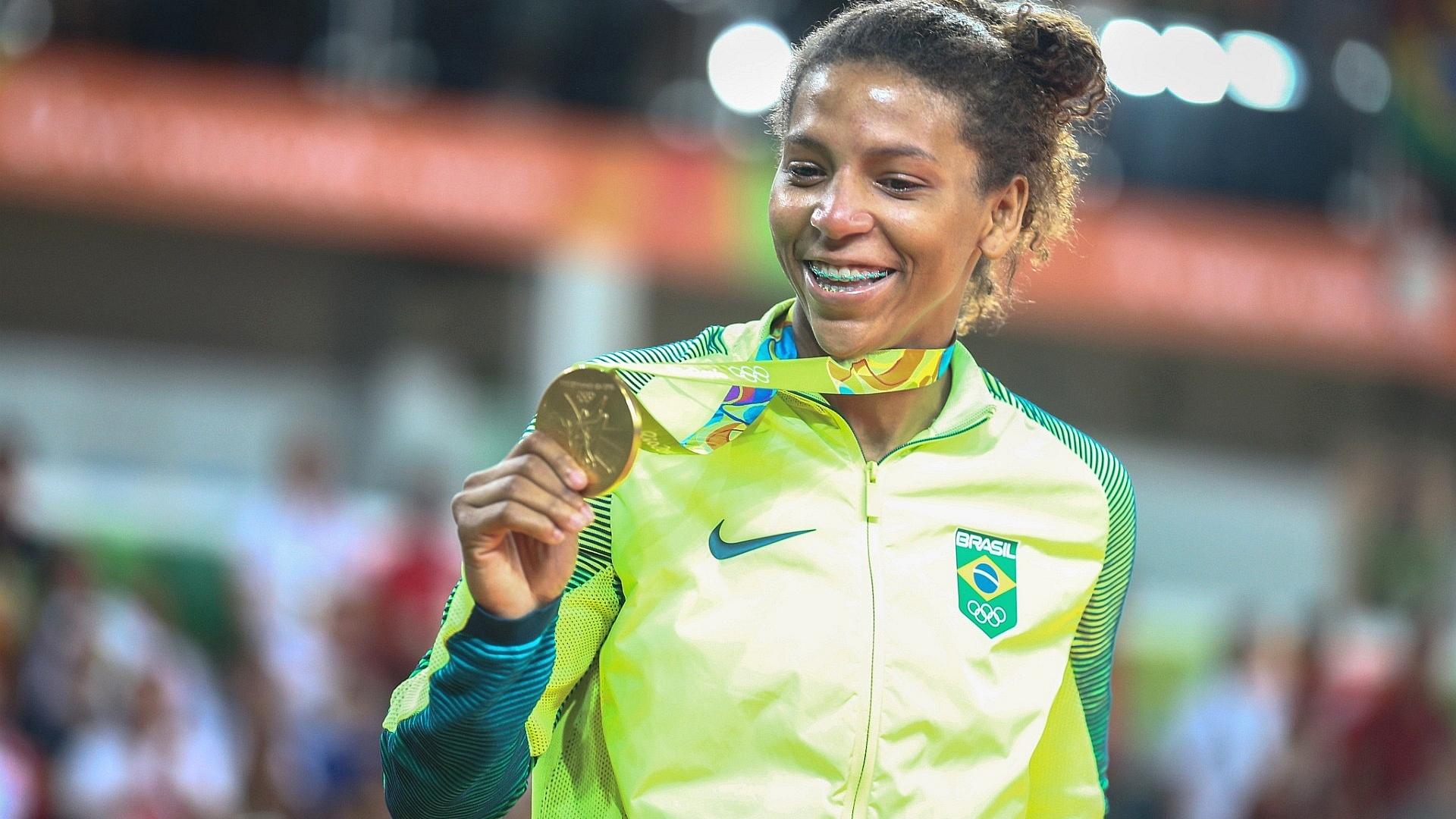 rafaela-silva-mostra-medalha-de-ouro-jogos olímpicos rio 2016 desporto feminismo mulher sexismo machismo