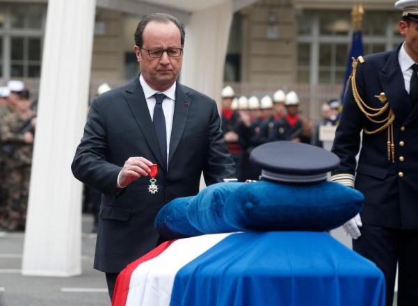 null Xavier Jugelé frança terrorismo lgbti hollande.jpg
