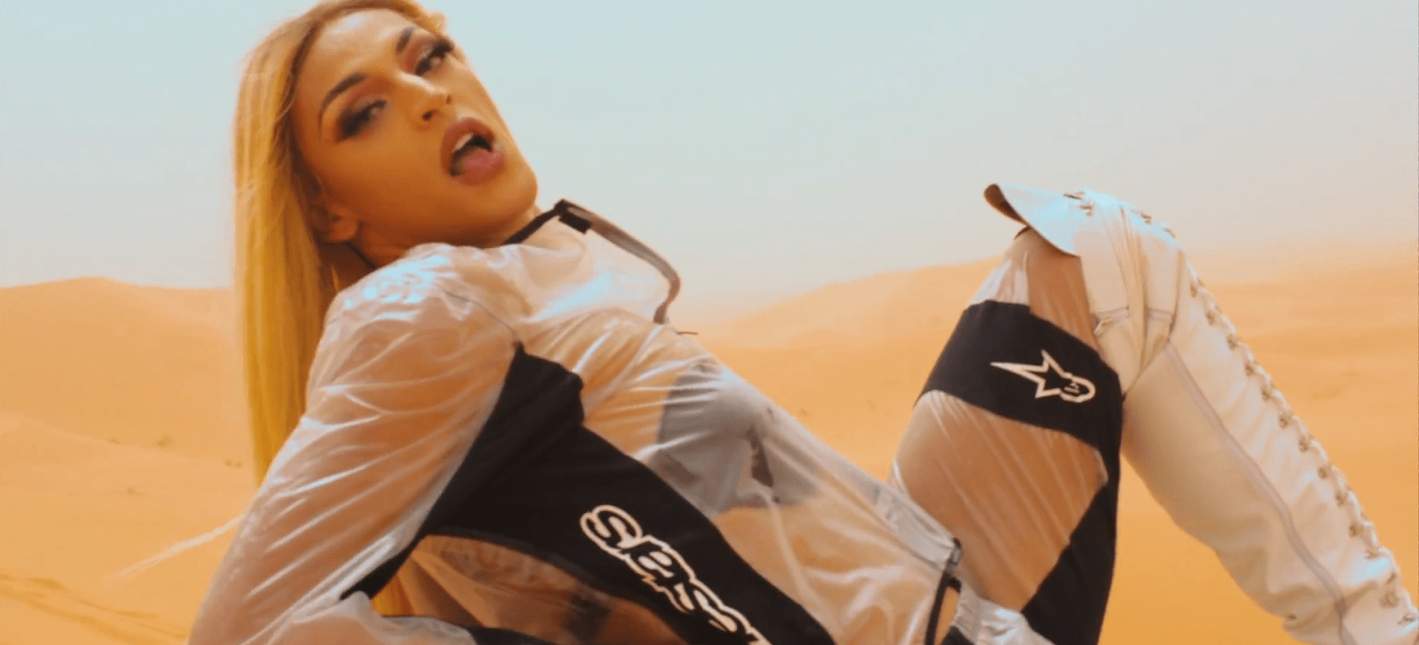 Major Lazer - Sua Cara (feat. Anitta Pabllo Vittar) (Official Music Video).00_01_31_18.Quadro004