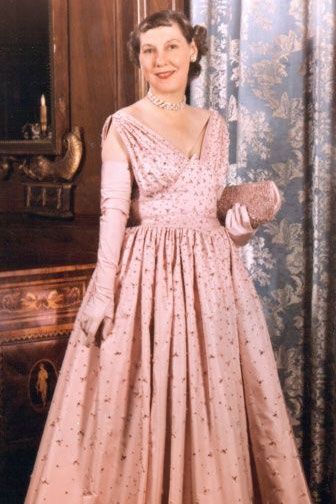 Mamie Eisenhower com vestido cor-de-rosa.