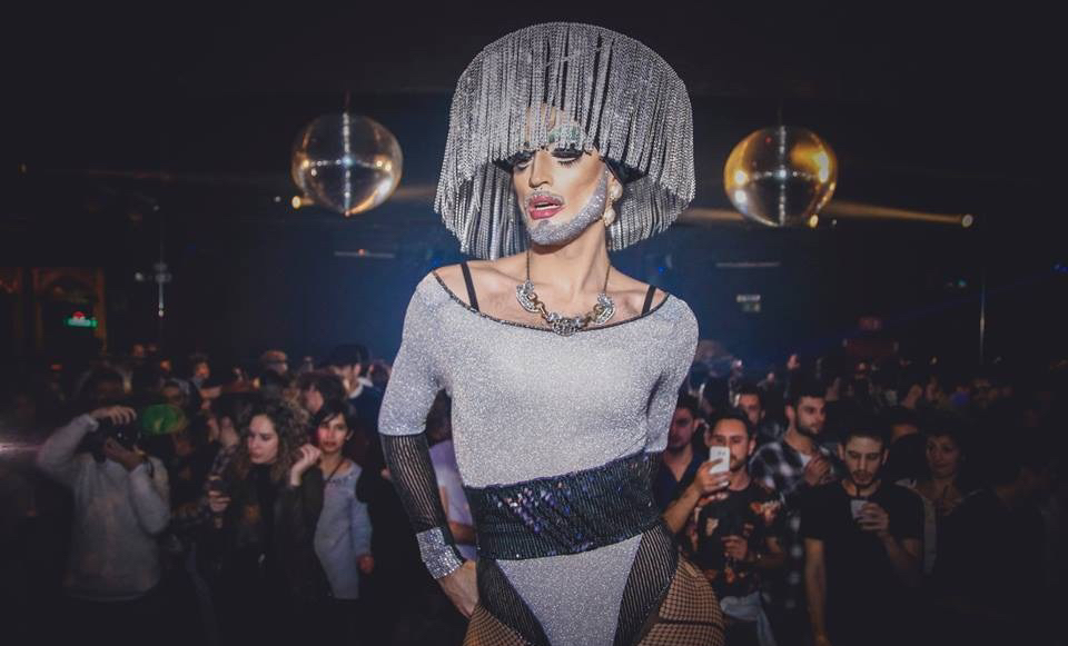 Camel Toe no Megafone (II): “Sou os insultos todos: bichona, paneleirona, puta, badalhoca. Mas com glitter e uma peruca bem&nbsp;boa!”