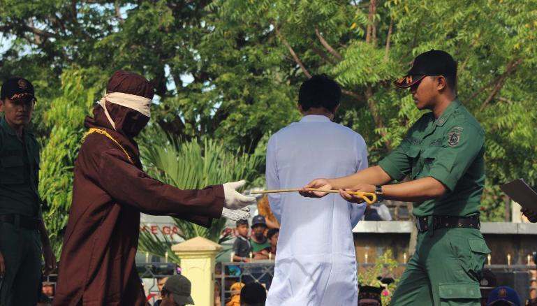 Indonésia: Gays e Adúlteros Punidos Com&nbsp;Chicotadas