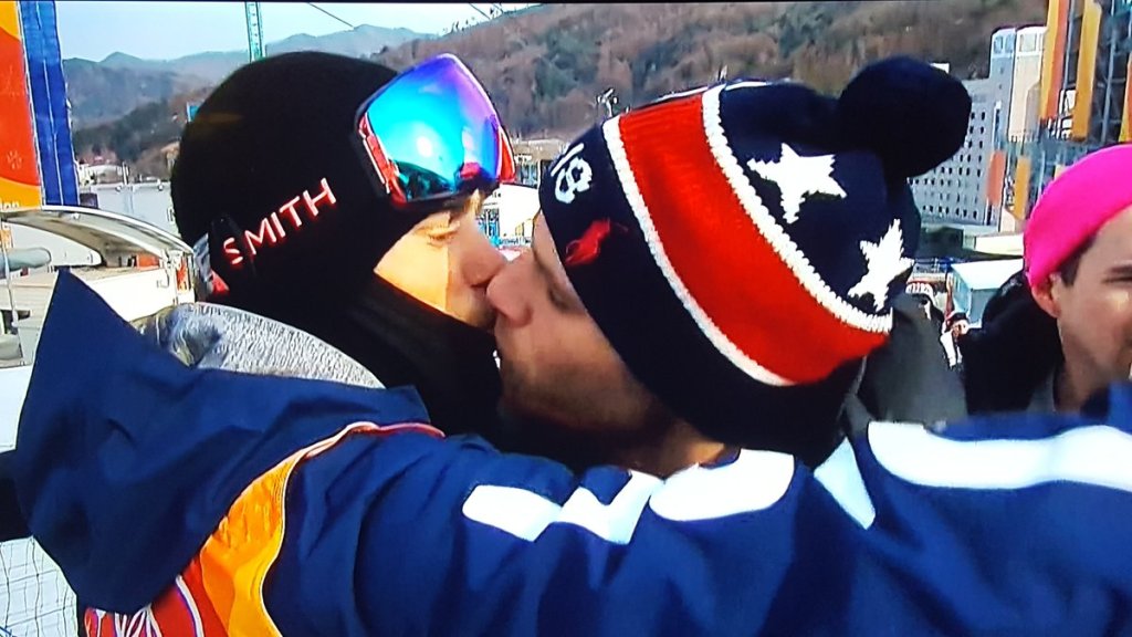 Beijo entre Gus Kenworthy e Matt Wilkas considerado ‘momento desportivo gay do&nbsp;ano’