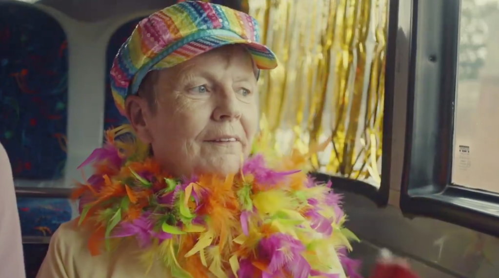 “O Longo Caminho para o Orgulho”, a curta-sensação onde pessoas seniores vão ao seu primeiro&nbsp;Pride