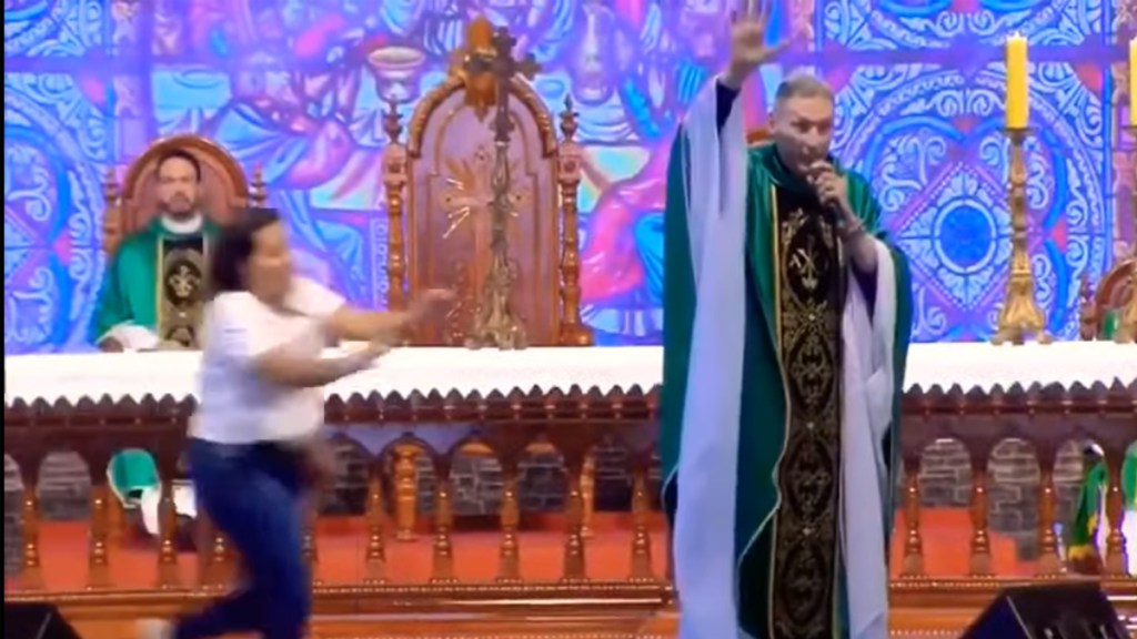 Padre Homofóbico catapultado de palco no Brasil: Justiça Divina?&nbsp;🥁🙏