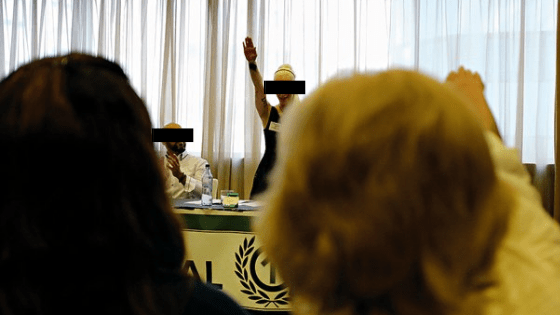 Como manter uma saudação nazi na&nbsp;irrelevância?