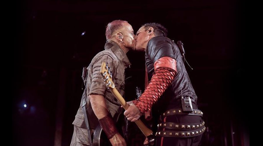 Rússia: Guitarristas dos Rammstein beijam-se em concerto contra leis&nbsp;anti-LGBTI
