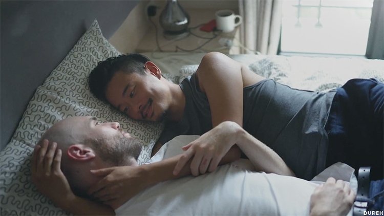 Anúncio a preservativos Durex mostra momento íntimo de casal&nbsp;gay