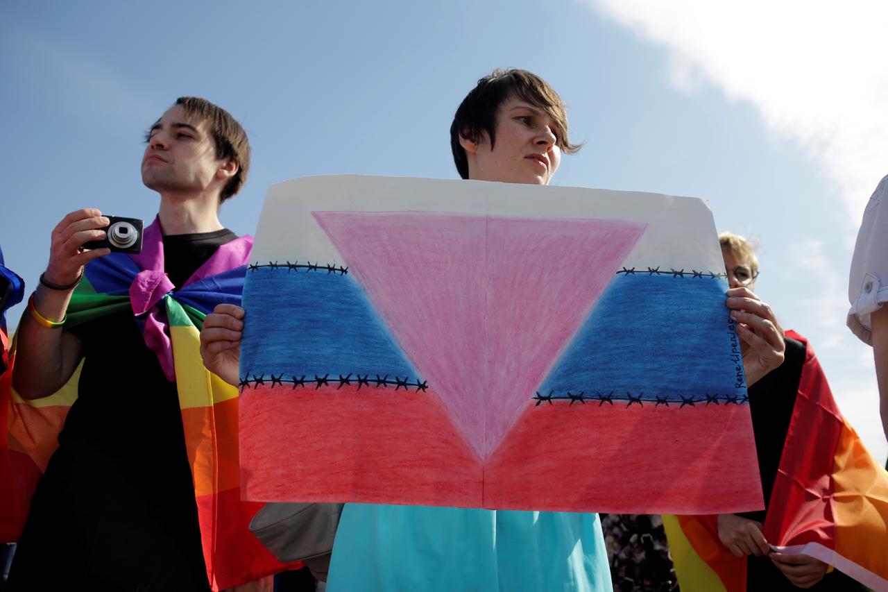 Parlamento russo aprova lei que proíbe “propaganda LGBT” entre pessoas adultas