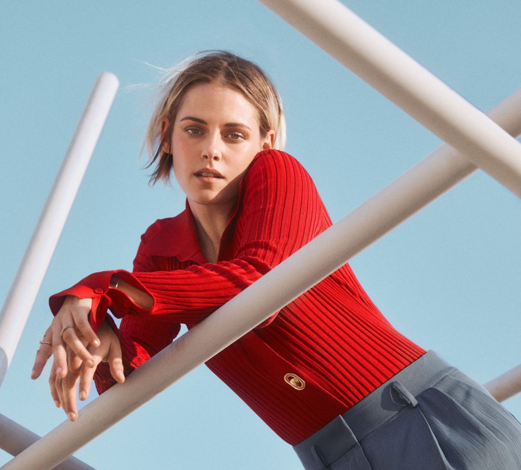 Kristen Stewart falou da ‘enorme pressão’ que sentiu quando saiu do armário: “A primeira vez que namorei uma rapariga, perguntaram-me imediatamente se era&nbsp;lésbica”