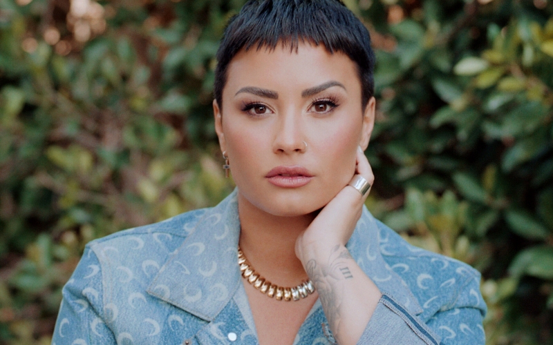 Demi Lovato revela ser uma pessoa não-binária: “Sinto&nbsp;Orgulho!”