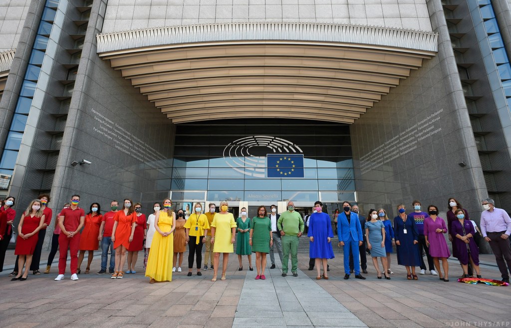 Parlamento Europeu quer libertar a UE da discriminação contra famílias&nbsp;arco-íris