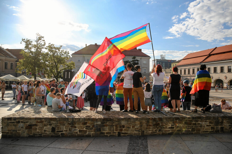 Primeira região polaca retira medidas contra população LGBTI após ameaça de fim de financiamento da&nbsp;UE