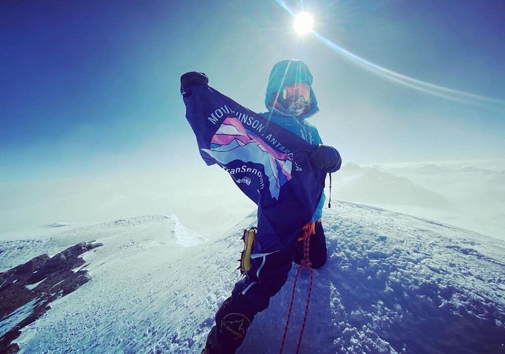Erin Parisi ergueu a bandeira do Orgulho Trans no pico mais alto da Antártida para celebrar a ‘resiliência’ da&nbsp;comunidade