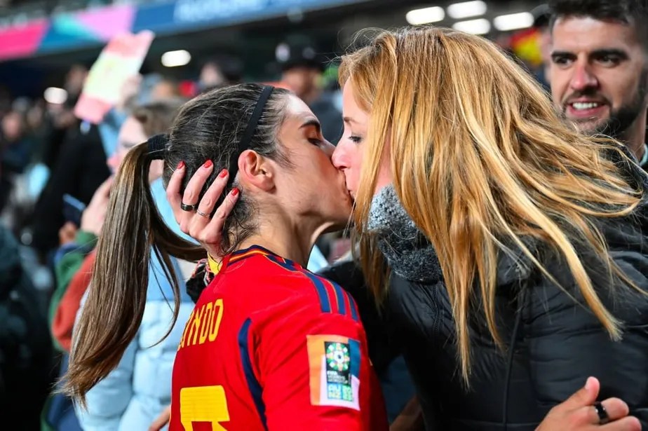 A espanhola Alba Redondo demonstrou o seu afeto ao beijar a namorada, Cristina Monleón, no início do Mundial.