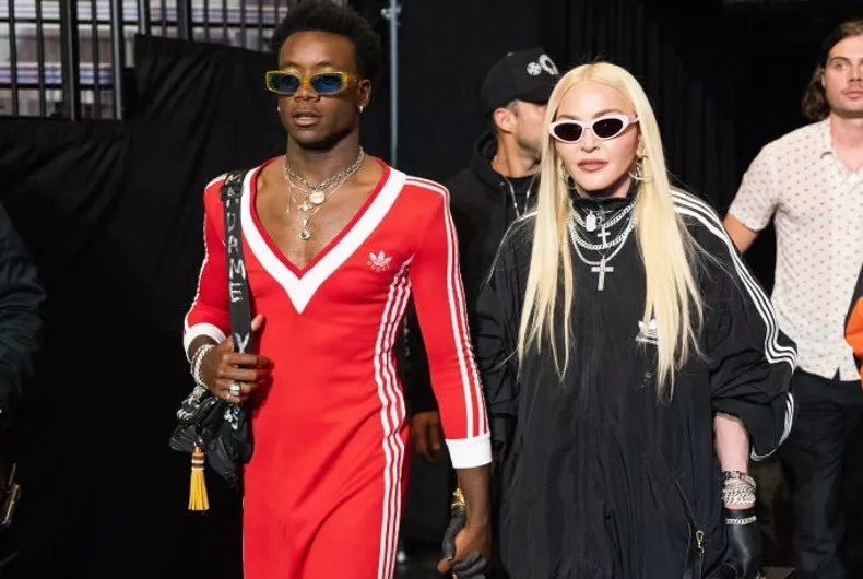 David Banda, filho de Madonna, usou um vestido para assistir a uma luta de&nbsp;boxe