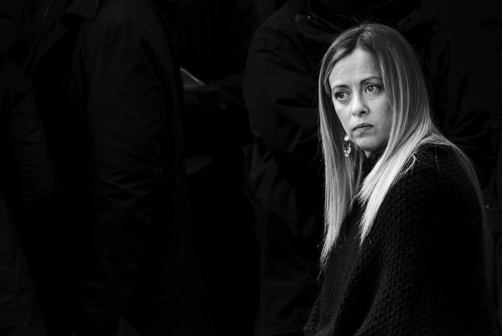 Itália: Governo de Giorgia Meloni  bloqueia adoção de crianças por famílias homoparentais