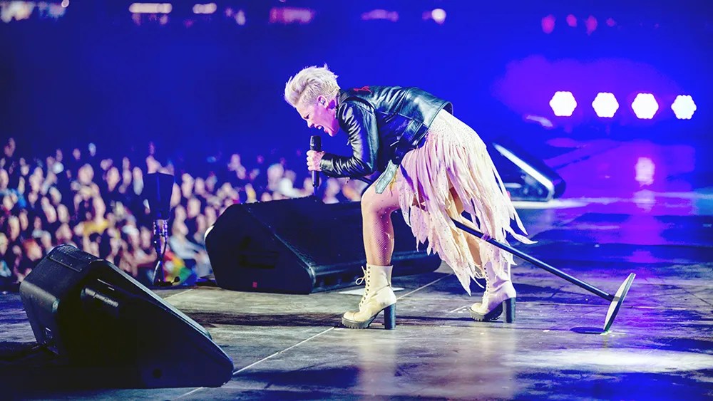 Pink vai distribuir livros banidos na Flórida nos seus&nbsp;concertos