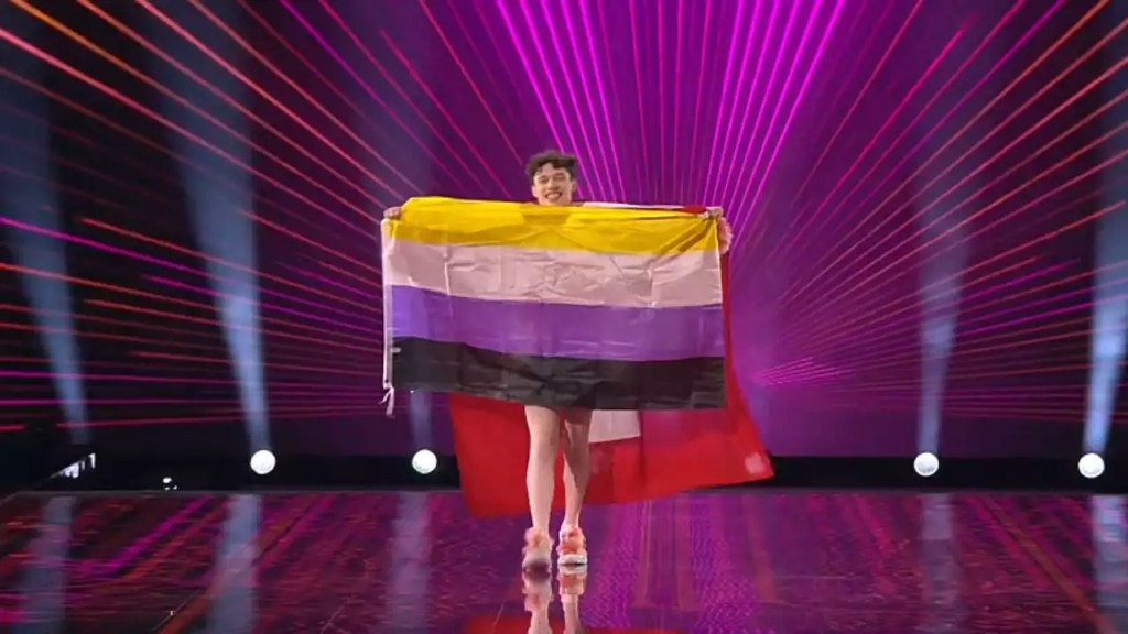 Nemo fez questão de levar orgulhosamente uma bandeira do Orgulho não binário aquando da apresentação de artistas no início da Eurovisão 2024.