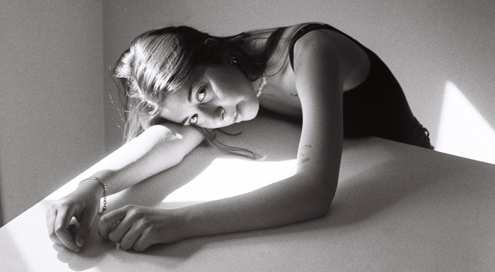 Inês Apenas lança versão acústica de “um dia destes” em antecipação do Festival da&nbsp;Canção