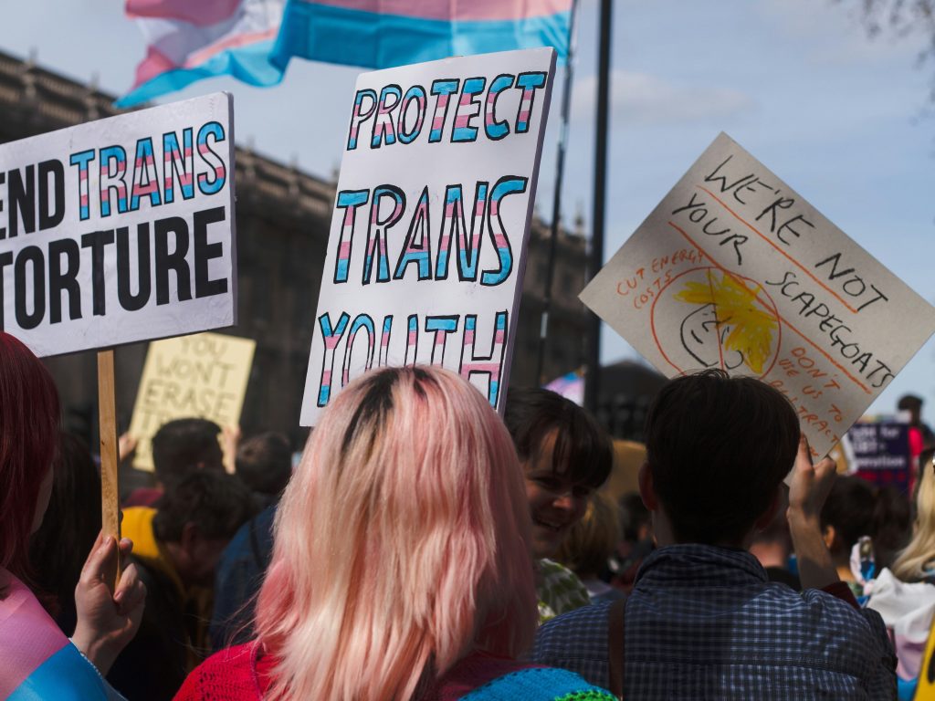 Reino Unido proíbe bloqueadores de puberdade a menores: Comunidade trans&nbsp;reage