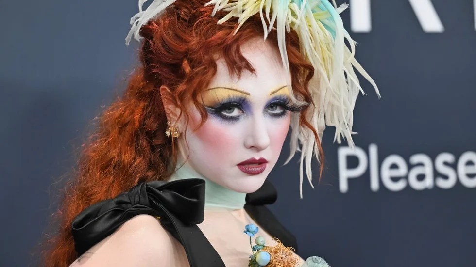 Chappell Roan e Lady Gaga defendem comunidade trans nos Grammys 2025: 'Nunca tirarão a alegria trans'