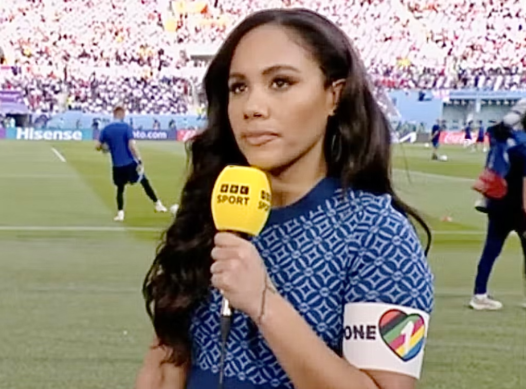 Qatar 2022: Alex Scott, comentadora e antiga jogadora profissional, usa braçadeira “One Love” durante cobertura da&nbsp;BBC