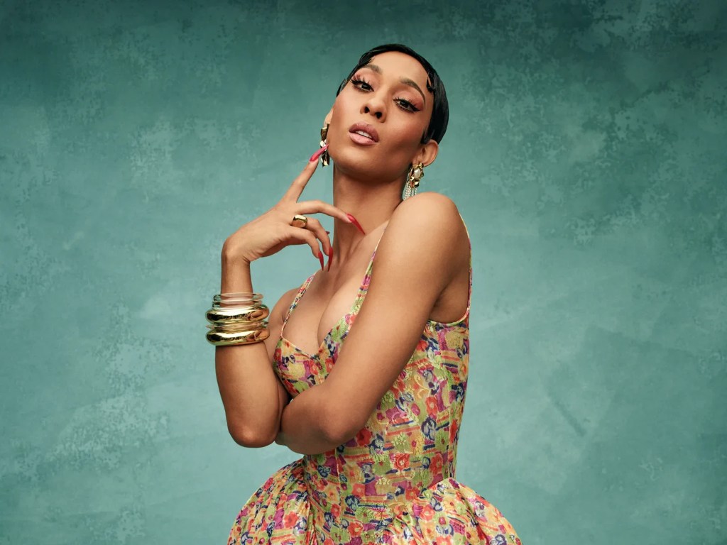 MJ Rodriguez volta a brilhar com Maya Rudolph na série ‘Loot’