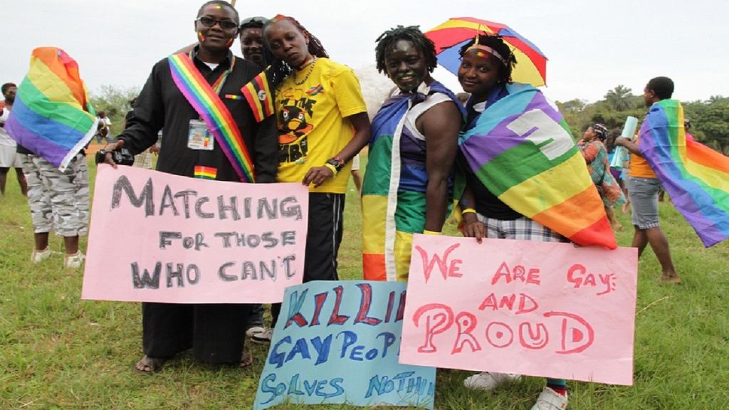Uganda: Projeto de lei anti-LGBTQ+ orquestrado por grupos evangélicos e estrangeiros