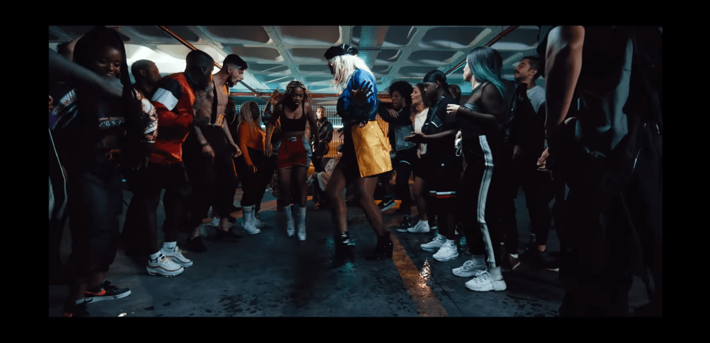 Como se constrói uma identidade sonora? Discussão sobre o vídeo musical BAZA, de Blaya