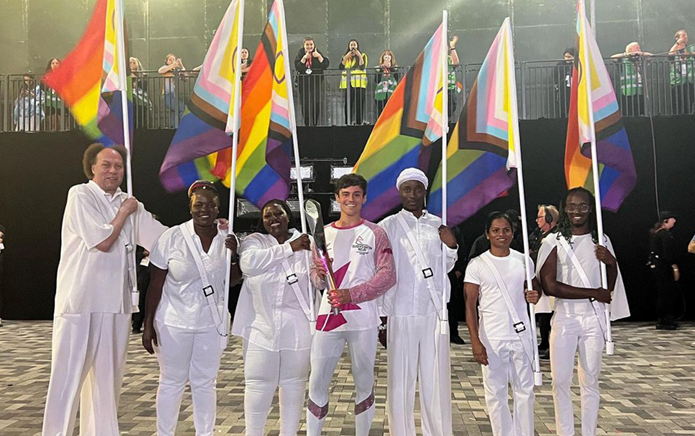 Tom Daley e ativistas levaram a bandeira do Orgulho LGBTI+ aos Jogos da Commonwealth contra políticas discriminatórias