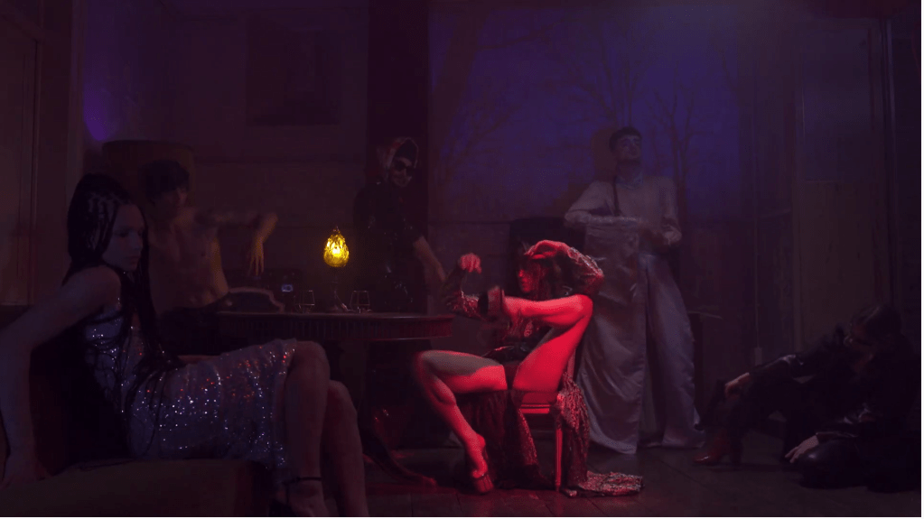 GET THE GUNS OUT, de Aurora e Odete