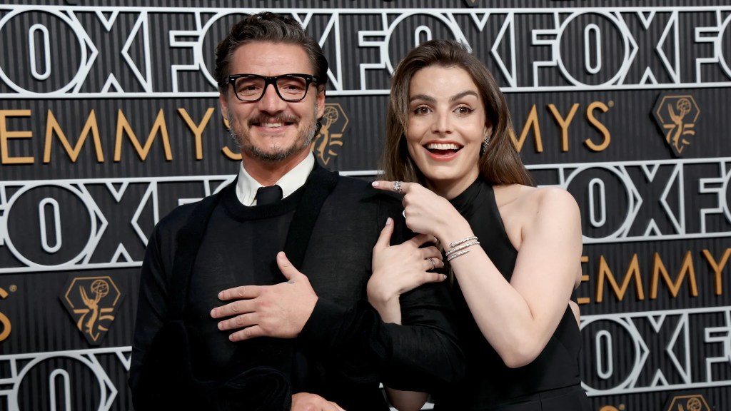 Pedro Pascal e a irmã Lux deslumbram nos&nbsp;Emmys
