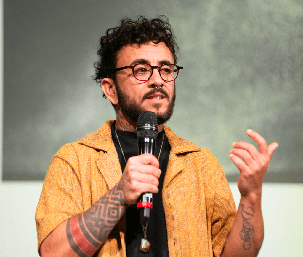 Entrevista a Ary Zara, realizador de “Um Caroço de Abacate”: “Nós, pessoas trans, podemos existir de forma tranquila, com perspectivas de um futuro&nbsp;feliz”