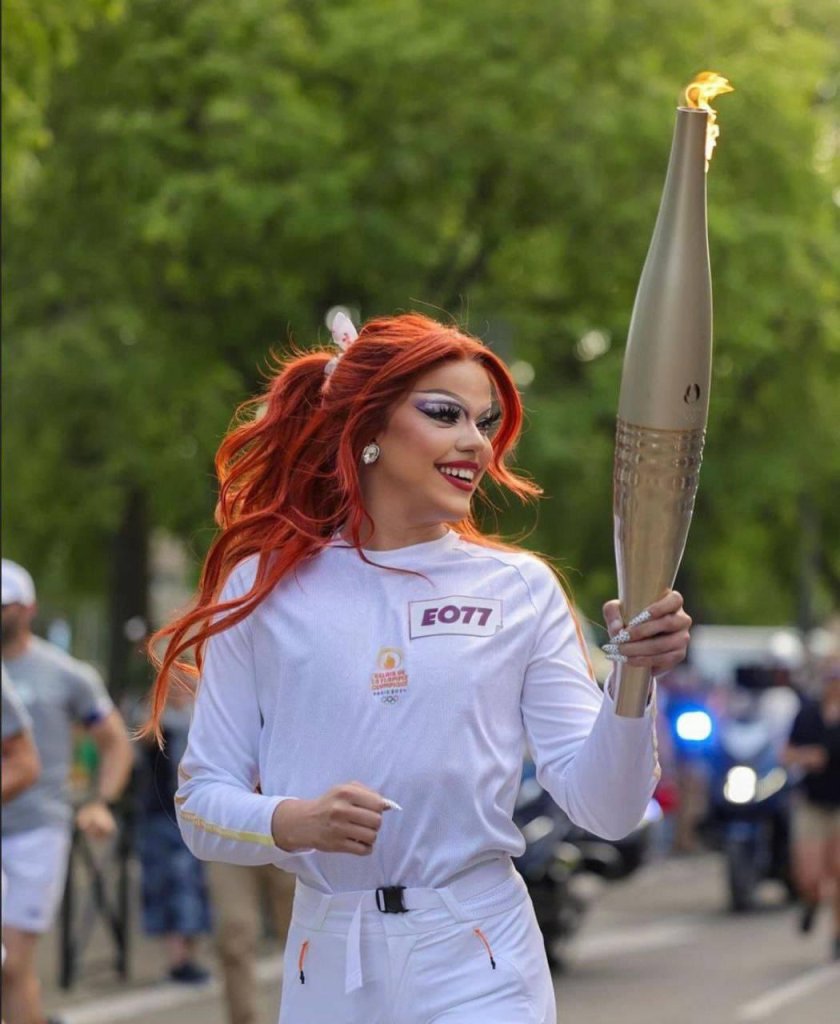 Nicky Doll é hoje uma das drag queens mais populares em França. E, além de ter participado na secção aqui tratada, carregou também a chama olímpica usando saltos de 15 cm em Bouches-du-Rhône.