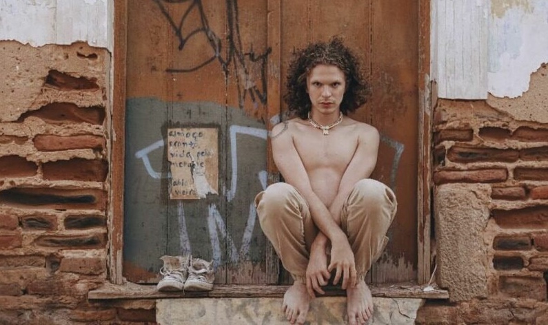 Pedro Fasanaro, estrela de Deserto Particular, fala como este é um momento “assustador” para a comunidade LGBTQ&nbsp;brasileira