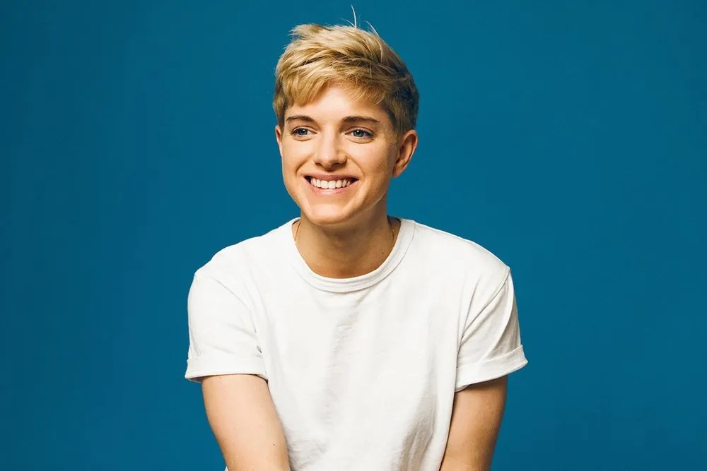 Mae Martin critica ascensão das piadas anti-trans na comédia: “Uma ignorância intencional”