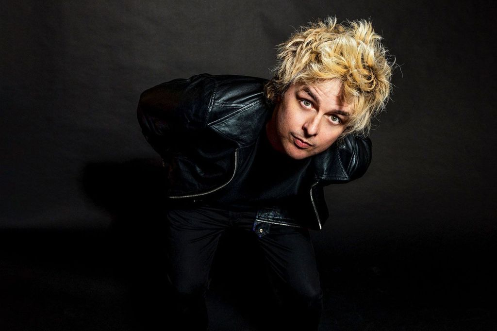Billie Joe Armstrong dos Green Day está feliz por ser um ícone bissexual: “As pessoas agora são muito mais corajosas”