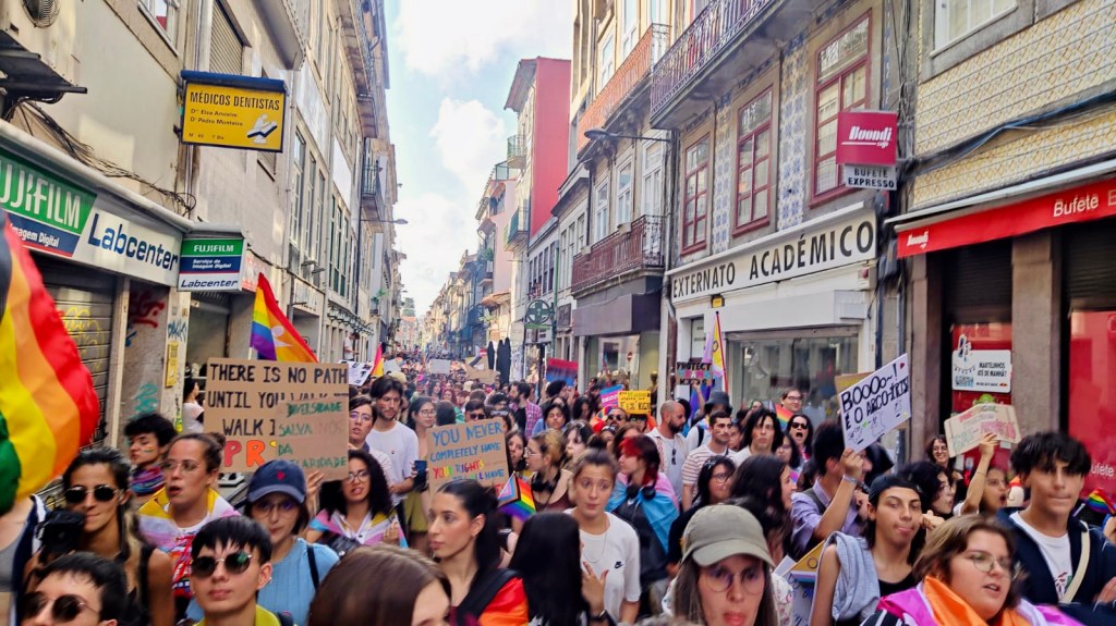 Marcha do Orgulho LGBTI+ do Porto fez frente à tentativa de silenciamento de Rui Moreira e encheu as ruas até ao Largo Amor de Perdição