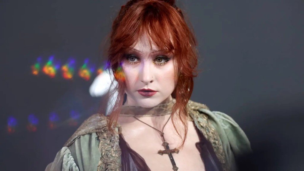 Como Chappell Roan se tornou numa voz de liberdade, questionamento e representatividade LGBTQ+