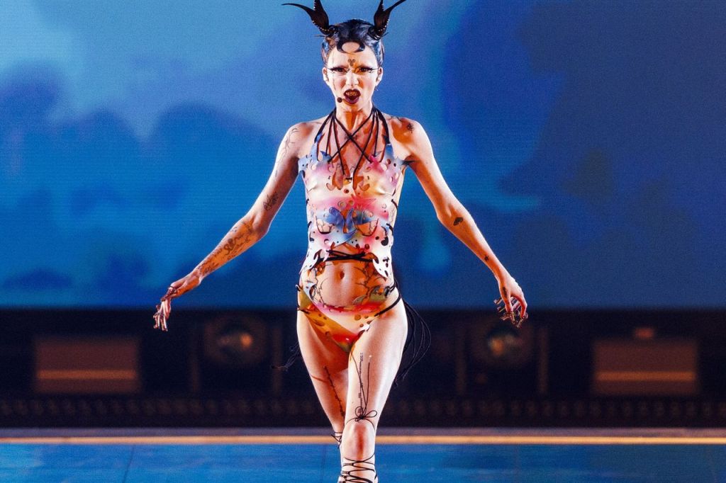 Quem é Bambie Thug, artista não binárie que está a dar que falar na Eurovisão?
