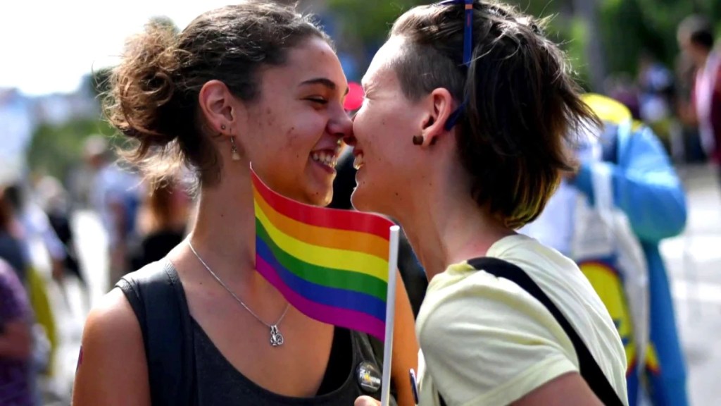 Estudo mostra como o apoio da família e da escola são essenciais à felicidade de jovens LGBTQ+