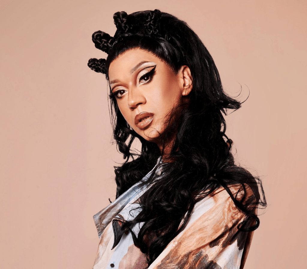 Tia Kofi? Trumps celebra 43 anos com festa dos anos 1920 e performance da vencedora de RuPaul’s Drag Race UK vs The&nbsp;World