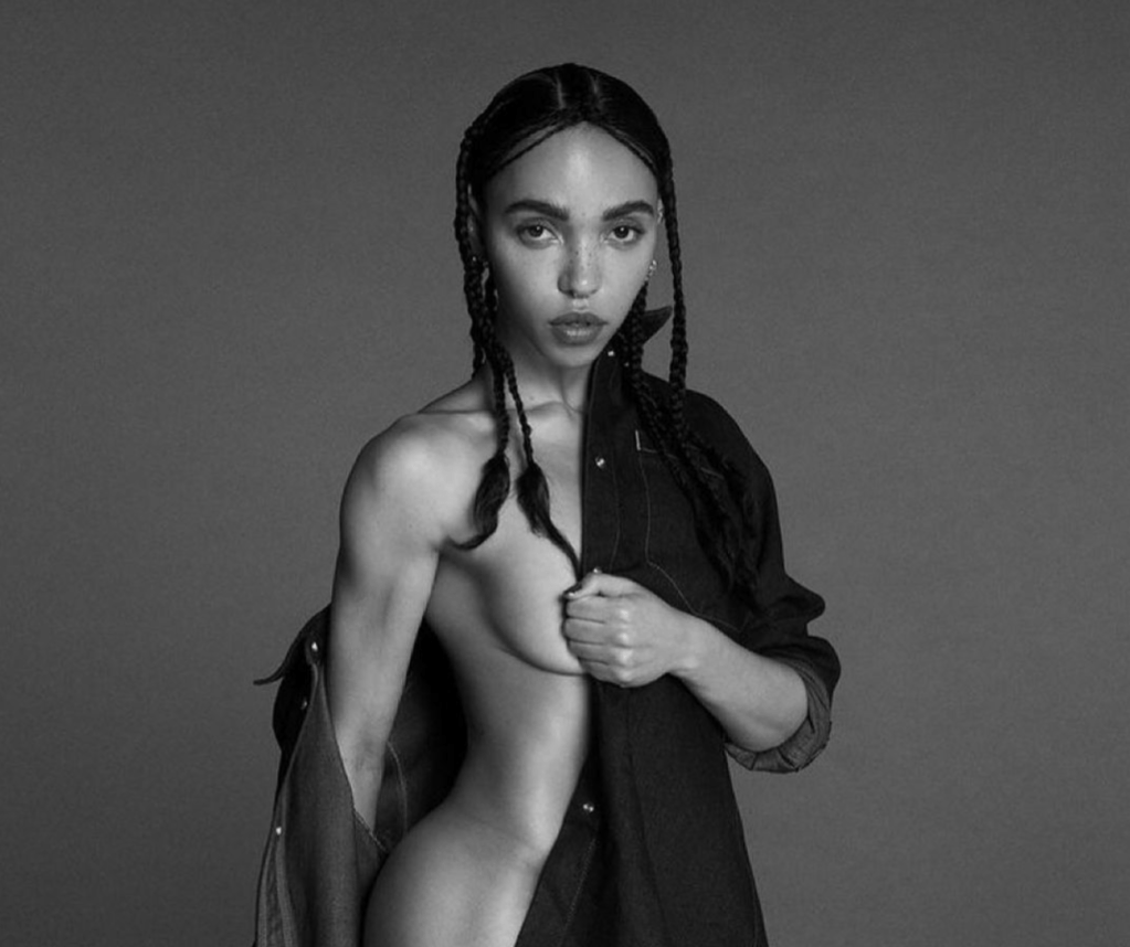 FKA twigs reage a proibição de campanha da Calvin Klein por objetificação sexual: “Vejo uma linda mulher negra e forte cujo corpo incrível superou mais dor do que podem&nbsp;imaginar”