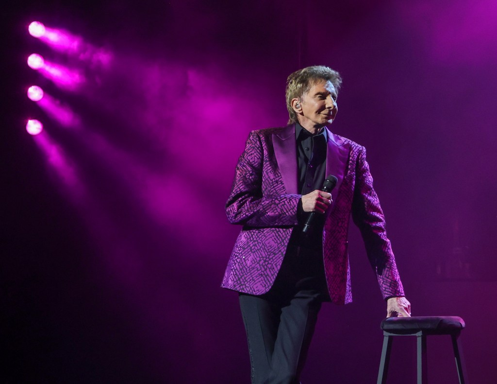 Barry Manilow explica por que não se afirmou como gay até aos 73 anos