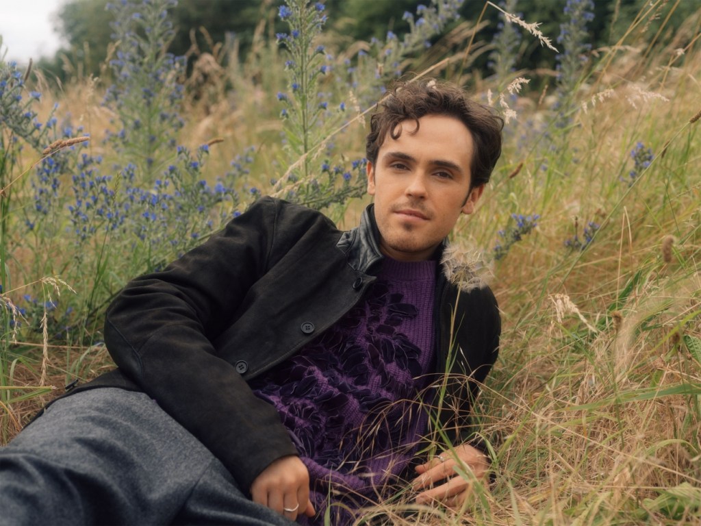 Quem é Misia Butler que interpreta Caeneus na série Kaos?